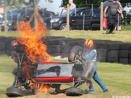 Skatītāji un sportists izglābj 'Formula Ford' pilota dzīvību (FOTO)