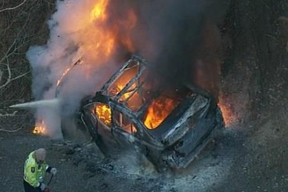 Dāmām Jaunzēlandes rallijā nodeg automašīna (FOTO, VIDEO)