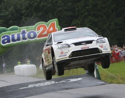 Kas lidos tālāk - rallija automašīna vai motocikls?