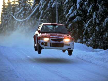 H.Solbergs un viņa iespaidīgais drifts ziemā (VIDEO)