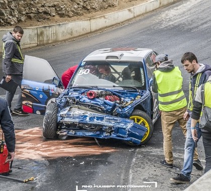 Bīstamajās drifta sacensībās Igaunijā sportists piedzīvo pamatīgu avāriju (FOTO)