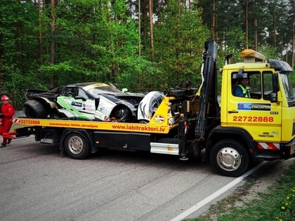 Somu sportists pēc avārijas Biķerniekos: Diemžēl automašīna ir iznīcināta (FOTO)