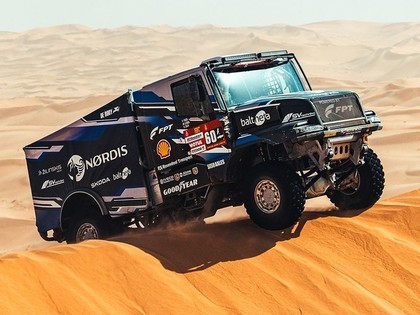 Žala kļūst par Dakaras rallija līderi smago automašīnu klasē