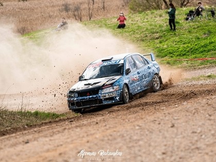 Mārtiņš Ķikusts savā klasē svin pārliecinošu uzvaru Lietuvas rallijsprintā (VIDEO)