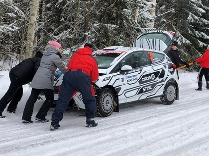 Nitišs Somijas rallijā piedzīvo avāriju (VIDEO)