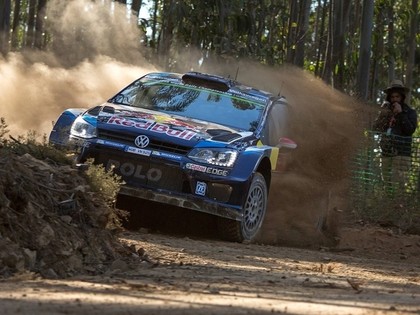 Portugāles rallijā plosās meža ugunsgrēki, '0' ekipāžai sadeg mašīna (VIDEO)
