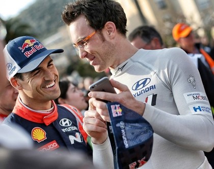 WRC čempionāta līderis par telefona lietošanu pie stūres saņem bargu sodu