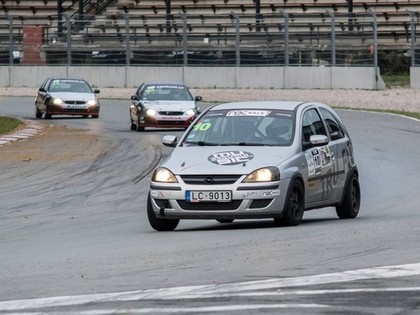 Autošosejas budžeta klase 'ABC Race' sezonu noslēdz ar cīņām un avāriju