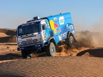 'Africa Eco Race' līderis pārsit četras riepas; trīs sportisti jauno gadu sagaida tuksnesī