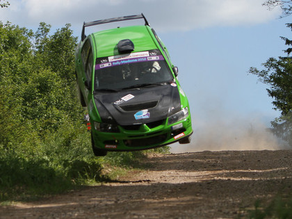 Tramplīns, avārijas un meitenes jeb gada labākās rallija līdzjutēju fotogrāfijas
