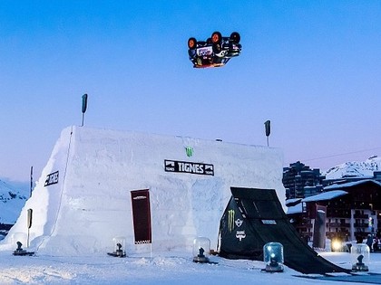 Neticami - sportists ar automašīnu uzmet atmugurisko salto (VIDEO) 