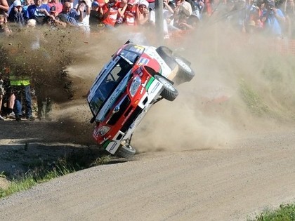 Somijas rallija ceturtā posma vienā līkumā avarē trīs mašīnas (video)