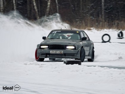 Baltijas spēcīgākie drifteri sacentīsies ziemas driftā Mārupē