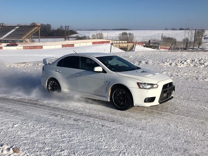 Bauskas autosporta treniņos sportisti attīsta iespaidīgu ātrumu