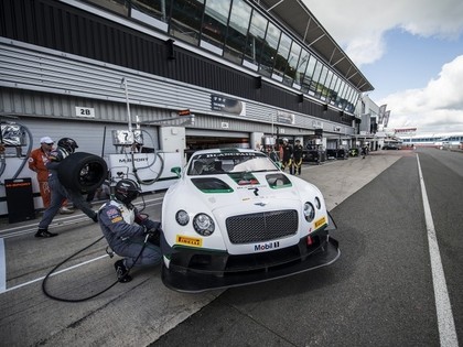 Bentley pēc desmit gadu pārtraukuma izcīna pirmo uzvaru (FOTO)