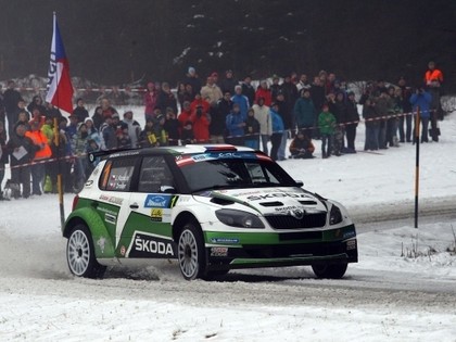 Austrijas ERČ rallijs sākas ar lietu, sniegu un miglu, neiztiek arī bez avārijām (FOTO)