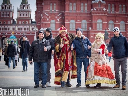 Brāļu Velmju Audi Quattro veiksmīgi nokļūst Maskavā, citiem problēmas uz robežas