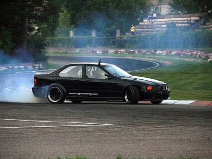 Blušs testē savu jauno BMW 325iT, Rīgā trenējas arī slavenie Evil Empire drifteri