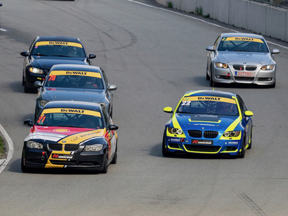 BMW kausa autošosejas sezonas noslēdzošajā posmā uz starta arī Mežaks un Calko 