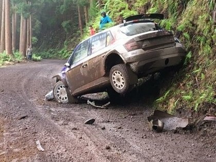 Sirmacis/Šimins pārsit vēl divas riepas, taču veiksmīgi sasniedz finišu