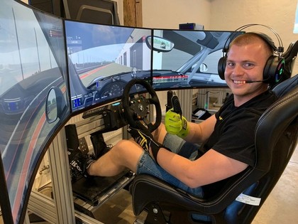 Calko testē 'Audi RS 3 LMS' un gatavojas debijai pie virtuālo sacīkšu simulatoru stūres