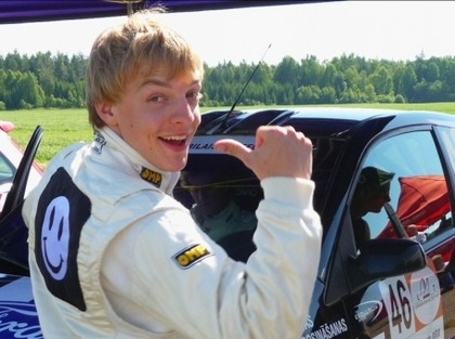 Krišjānis Caune no bagija pārsēžas uz kartingu