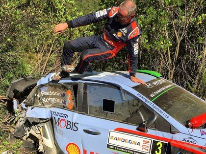 Pēc Sardīnijas WRC rallija pirmās dienas līderis Noivils, Padonam avārija