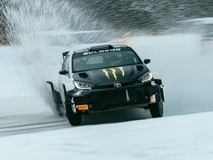 F1 čempions Noriss kopā ar Solbergiem izmēģina rallija automašīnu (VIDEO)