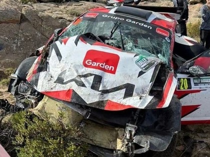 Rupji pārkāpjot drošības noteikumus, pēc rallija ekipāžas avārijas bojā iet skatītājs