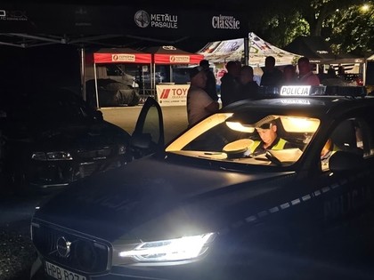 Blūma saulīte izpelnās fanu un policijas uzmanību (VIDEO)