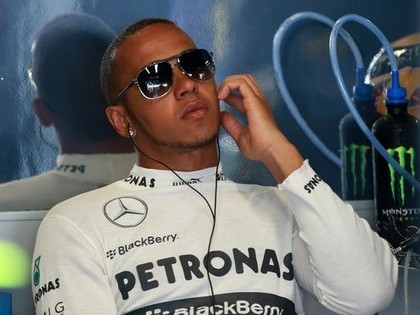 F1 kvalifikācijā Moncā uzvar Fetels, Hamiltons sevi nosauc par idiotu