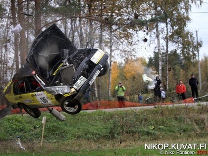 Zviedrs Somijas rallijā iznīcina Volvo (VIDEO)