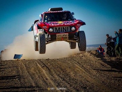 Dakaras rallijā vadību saglabā Sainss, starp Top 12 ekipāžām joprojām divi lietuvieši  