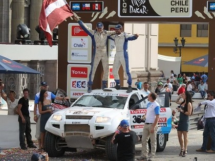 Latvieši ieiet vēsturē. Dakārā pirmo reizi finišē elektroauto