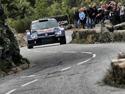 Viltīgajā un smagajā Korsikas WRC rallijā uzvaru izcīna Latvala