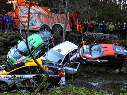 Polijas rallijā upē ielido četras mašīnas (VIDEO)