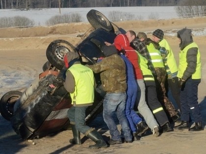 Folkreisā Vecpilī vairāki kūleņi, Dainis atkal paliek bez auto (VIDEO)