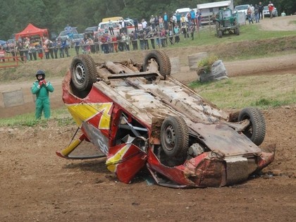 Vecpils autokrosā dramatiski notikumi un vairāki kūleņi (FOTO)