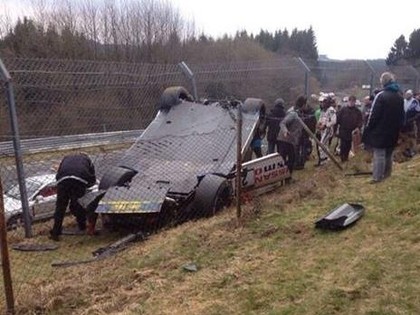 Traģēdija autosacīkstēs - avarējot automašīnai, dzīvību zaudē skatītājs (VIDEO)