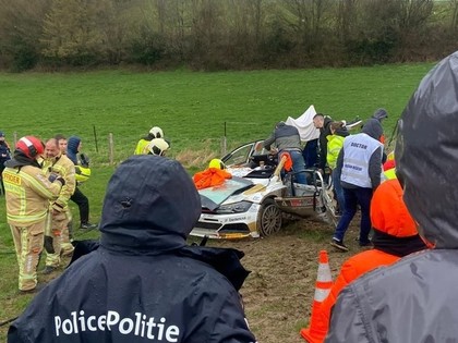 Beļģu sportists ar apmēram 180 km/h lielu ātrumu ieskrien stabā