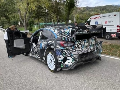 Lēbs testē jauno 'Ford Puma Rally 1' automašīnu