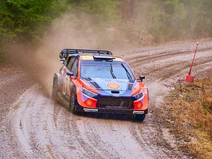 Toyota spiesta atcelt testus, Hyundai mēģina 'izkustināt rokas'