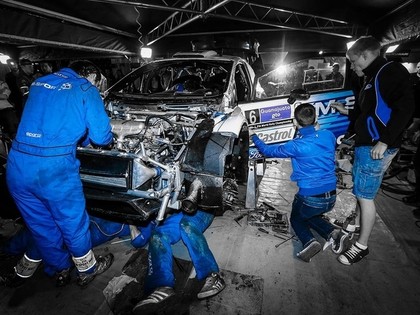 M-Sport mehāniķi trīs stundās paveic brīnumu, Tanaks turpinās ralliju (FOTO)