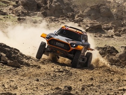 Pagājušā gada Dakaras rallija uzvarētājs pirmajā posmā zaudē gandrīz pusstundu