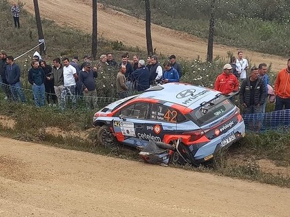 Portugāles rallija čempionāta līderis Brīns piedzīvo avāriju (VIDEO) 