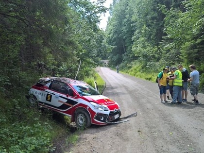 Poļu ekipāžai pēc smagas avārijas testos Somijas WRC rallijs beidzies