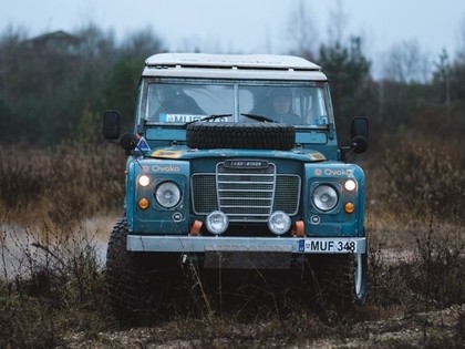 Lietuviešu autosportists Raišis Dakaras rallija smiltis iekaros ar 47 gadus vecu Defender