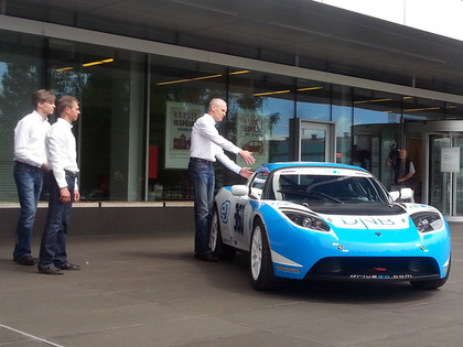 Dambis prezentē jauno 490 Zs jaudīgo Tesla Roadster elektromobili (FOTO)