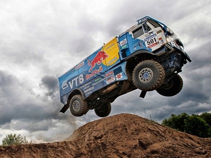 Kamaz ar jaunajiem 12 litru motoriem dodas uz Dakaras ralliju