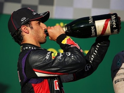 FIA diskvalificē otrās vietas ieguvēju Rikjardo, Red Bull vaino FIA devējus
